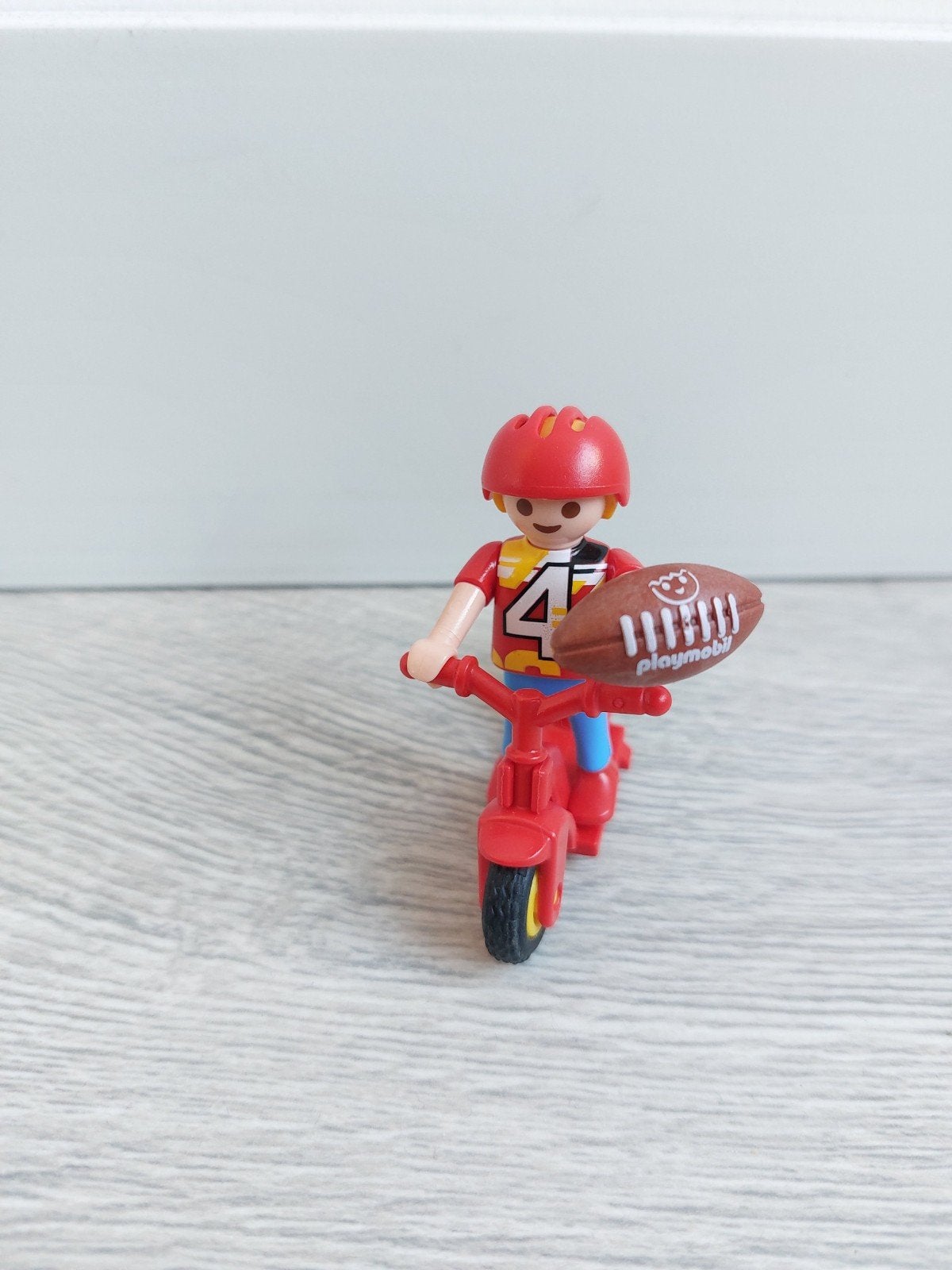 Playmobil 6805 jongen met step en rugby bal! Compleet!!, Ophalen of Verzenden, Zo goed als nieuw, Complete set