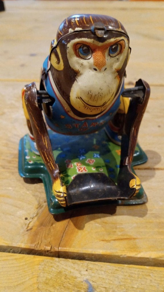 1950 TPS Japan Tin Litho Wind-up Monkey Playing Basketball, Ophalen