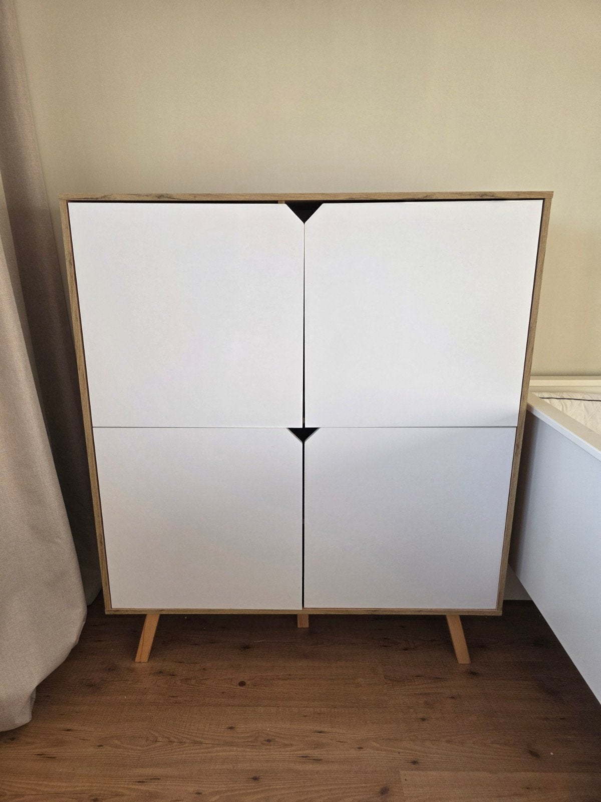 Scandinavisch design buffetkast / dressoir mat wit 4 deuren, Huis en Inrichting, Ophalen, Met deur(en), 100 tot 150 cm, Scandinavisch