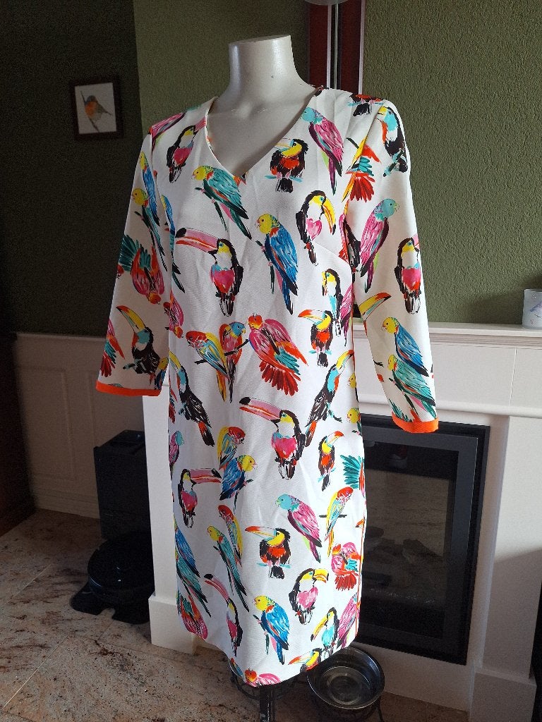 Xandres papegaai jurk toekan creme felle kleur 38, Kleding | Dames, Jurken, Maat 38/40 (M), Zo goed als nieuw, Knielengte, Xandres
