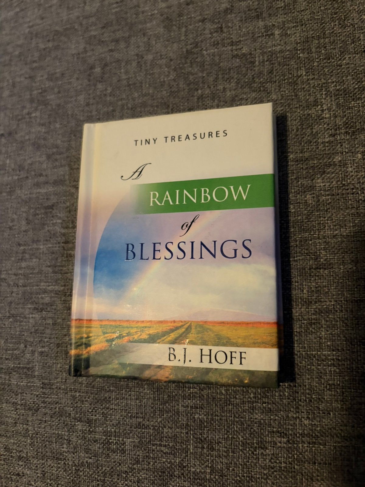 Tiny Treasures: A Rainbow of Blessings - B.J. Hoff, Boeken, Ophalen of Verzenden, Zo goed als nieuw, Spiritualiteit algemeen, Verhaal of Roman