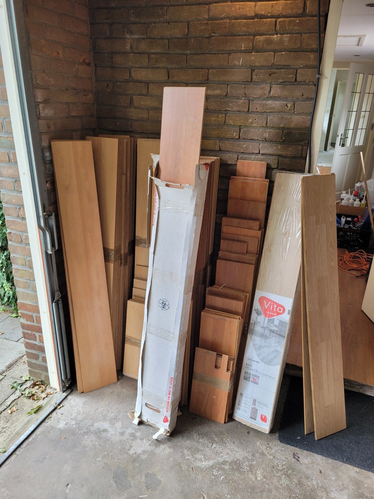 Gratis laminaat, gebruikt maar netjes 2 kleuren, 11 en 16 m2, Huis en Inrichting, Stoffering | Vloerbedekking, Ophalen, Gebruikt