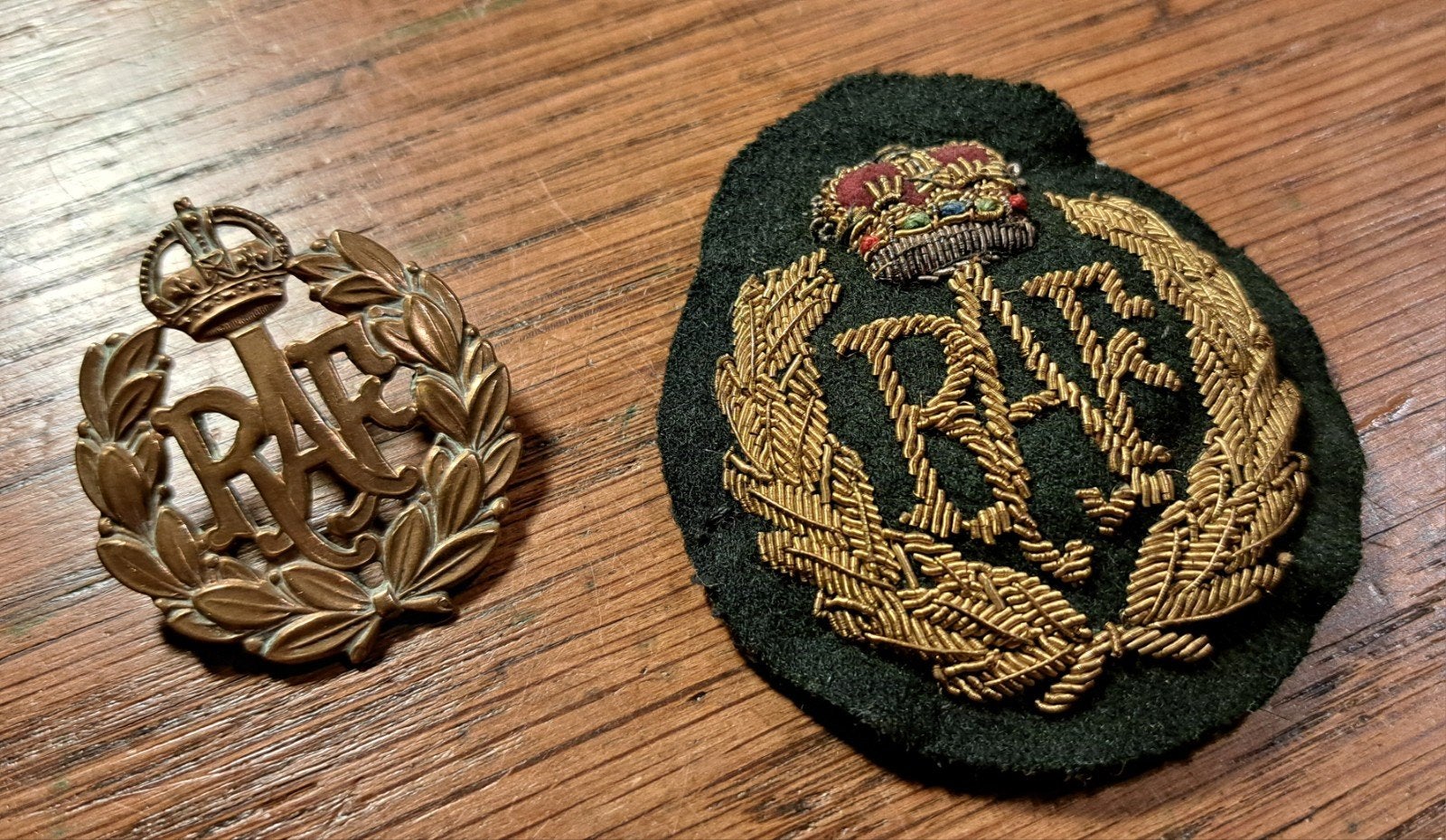 2 X RAF emblemen, Ophalen of Verzenden, Luchtmacht, Engeland, Embleem of Badge