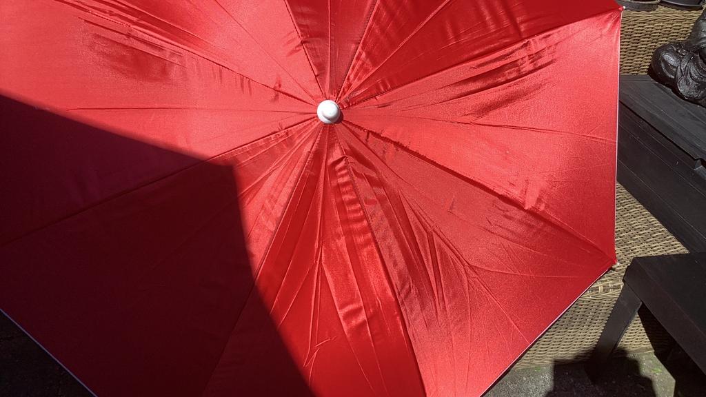 Nieuw! Rode,stevige, sterke, gevoerde, anti zon parasol., Tuin en Terras, Ophalen of Verzenden, Zo goed als nieuw, 1 tot 2 meter