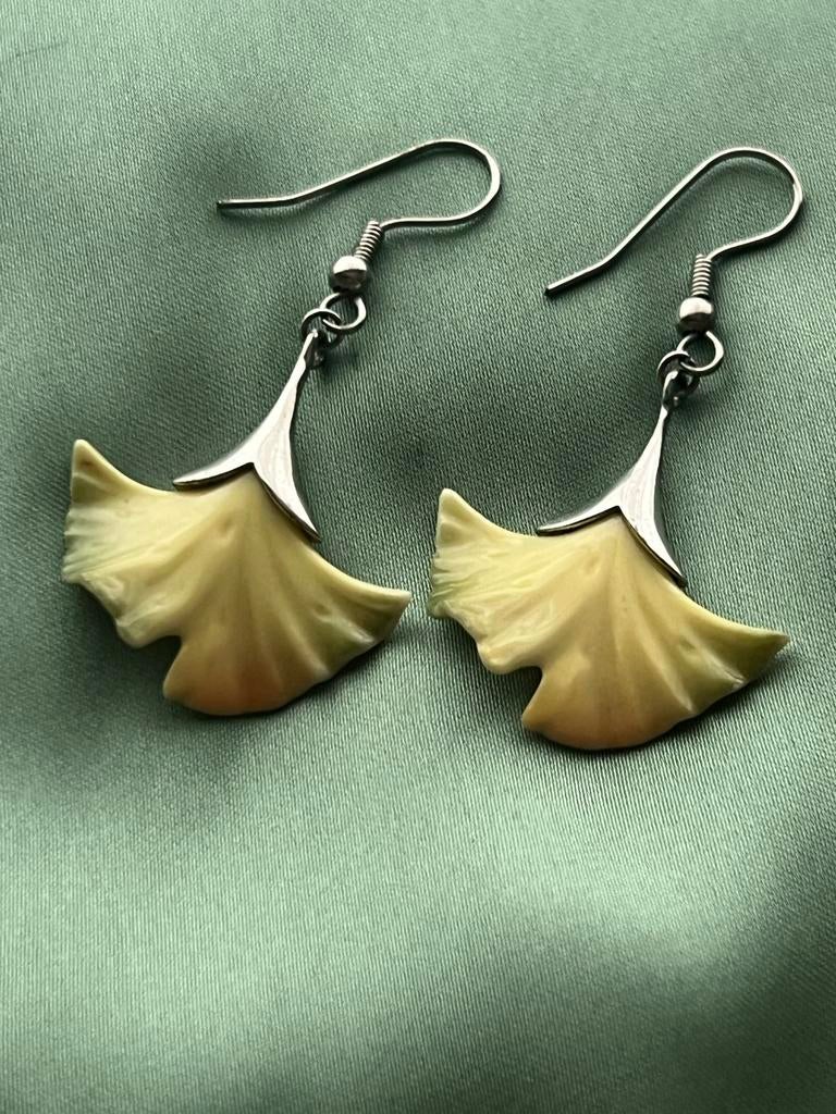 Franz porselein. Ginkgo blad oorbellen - Uniek en stijlvol, Overige materialen, Hangers, Overige kleuren, Ophalen of Verzenden