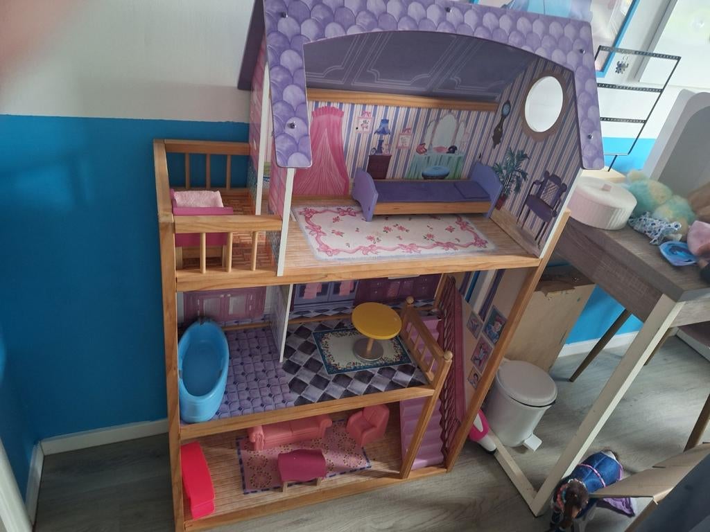 Groot houten poppenhuis met meubels, Kinderen en Baby's, Ophalen of Verzenden