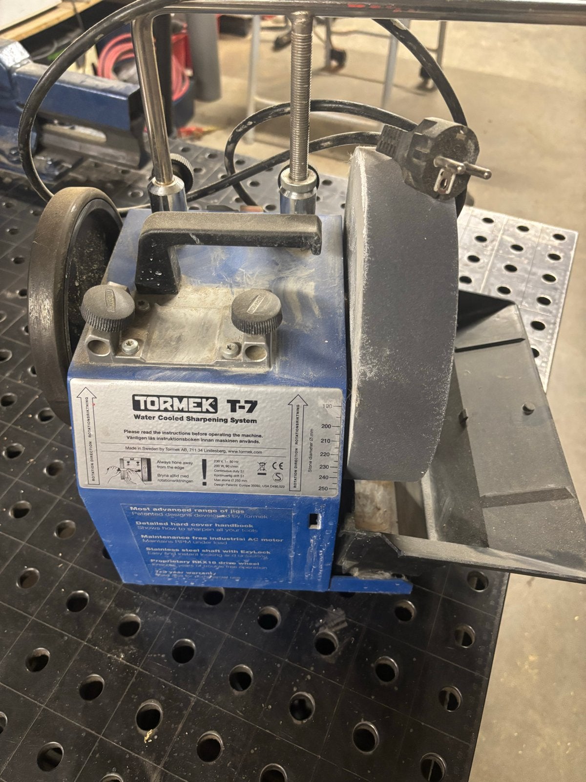 Tormek T-7 Watergekoeld Slijpsysteem, Ophalen of Verzenden, Gebruikt, Minder dan 700 watt, Werkbankslijpmachine