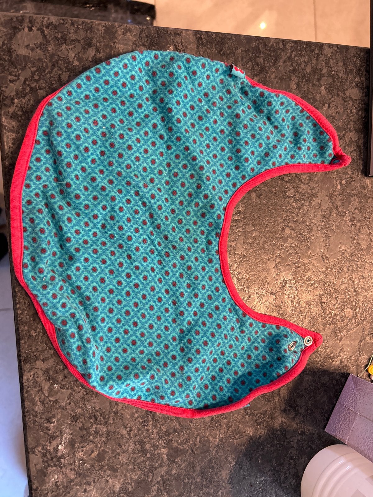 Slabbetje Froy en Dind - Blauw met rode stippen, Ophalen of Verzenden, Zo goed als nieuw