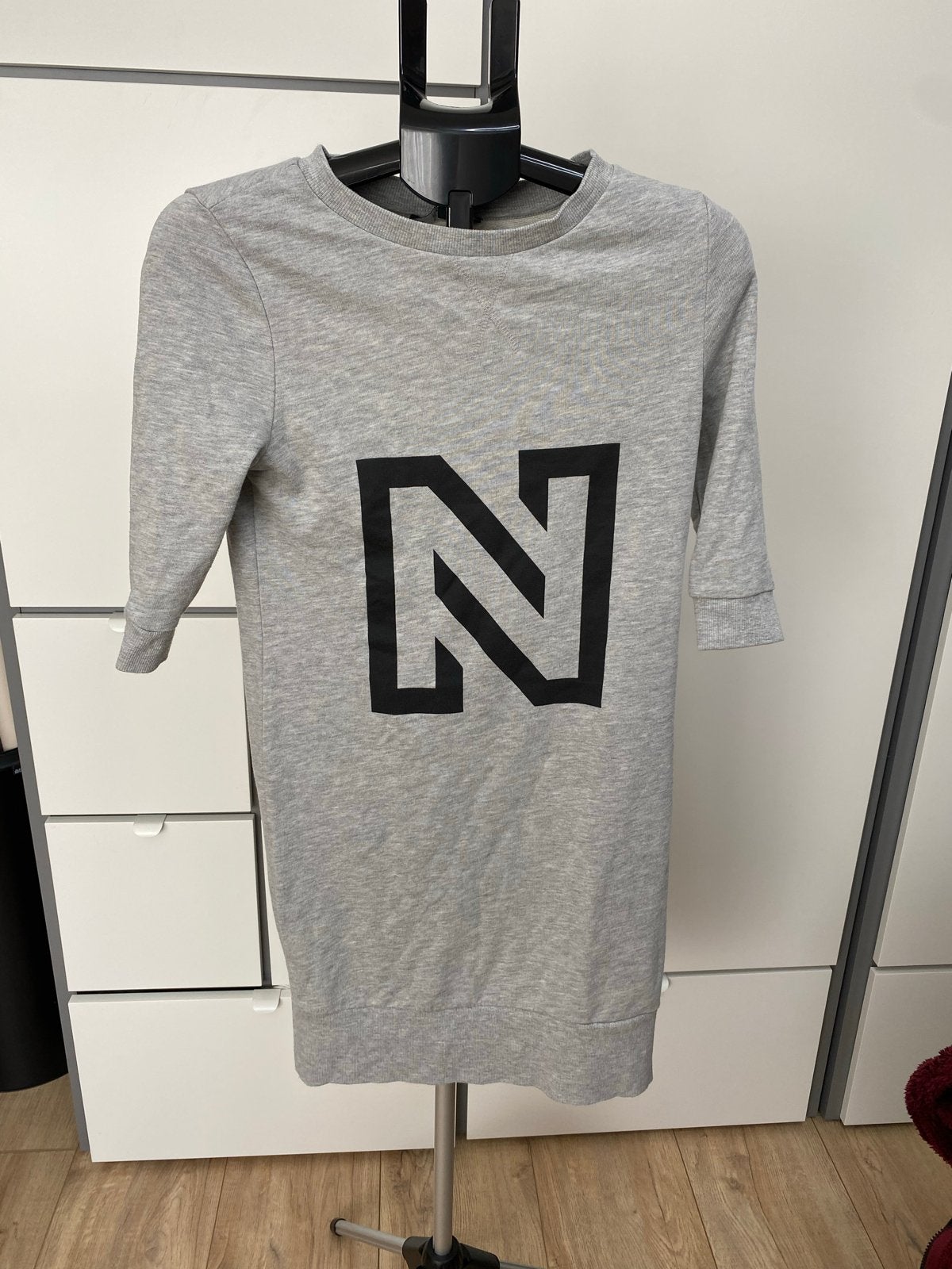 Nikkie jurk maat 32 (XS) grijs met 'N' opdruk, Kleding | Dames, Verzenden, Zo goed als nieuw, Maat 34 (XS) of kleiner, Grijs