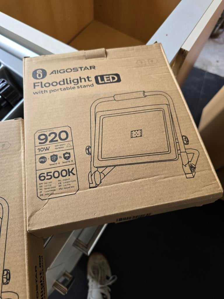 Aigostar LED Floodlight 10W met draagbare standaard, Minder dan 50 watt, Ophalen of Verzenden, Lamp met armatuur, Nieuw