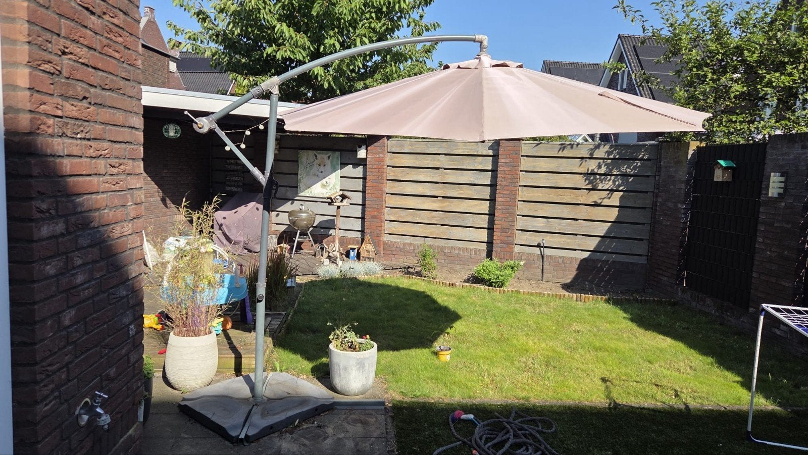 Koopje: Zweefparasol met plastic voet, Ophalen, Gebruikt, 2 tot 3 meter, Zweefparasol