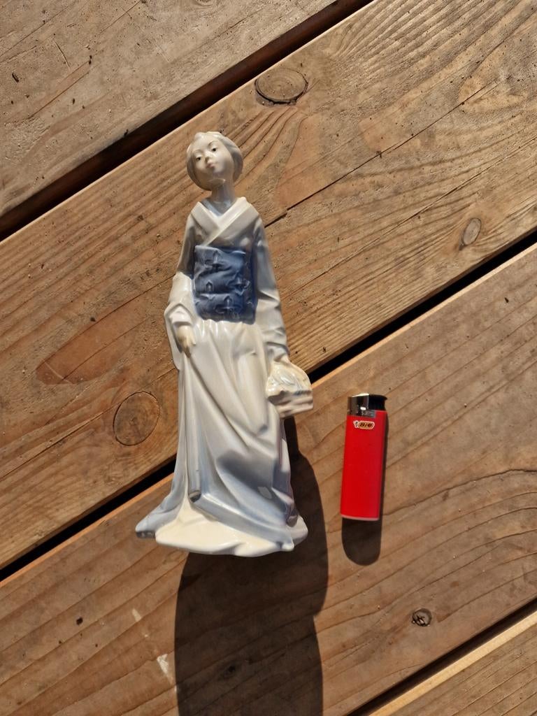 Porseleinen beeldje van een vrouw met mandje, Antiek en Kunst, Ophalen of Verzenden