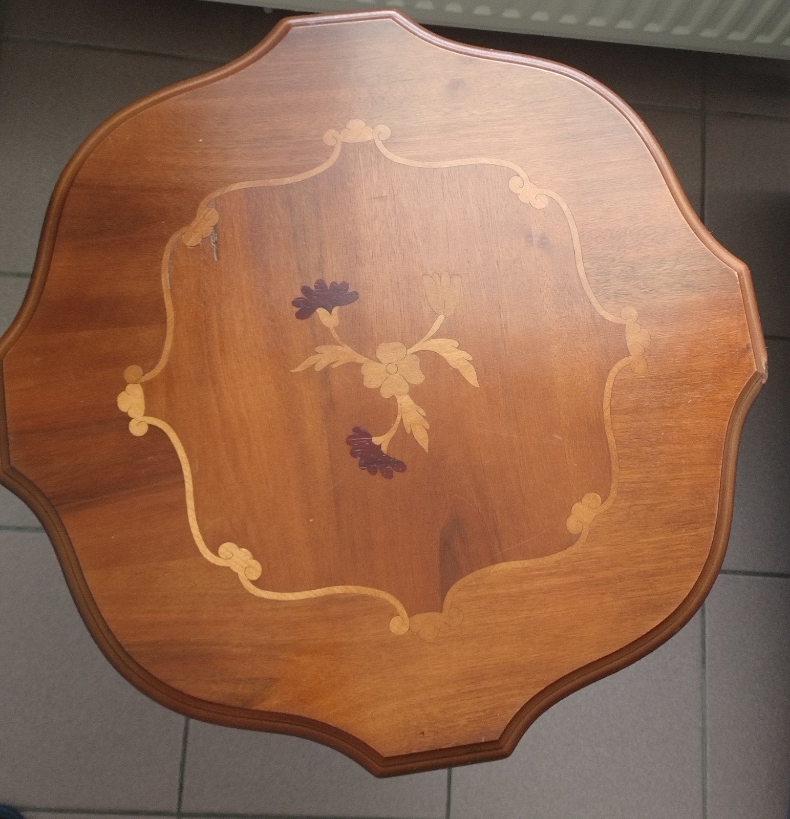 Klassiek Vintage Wijntafeltje / Bijzettafel met Bloem, Antiek en Kunst, Antiek | Meubels | Tafels, Ophalen