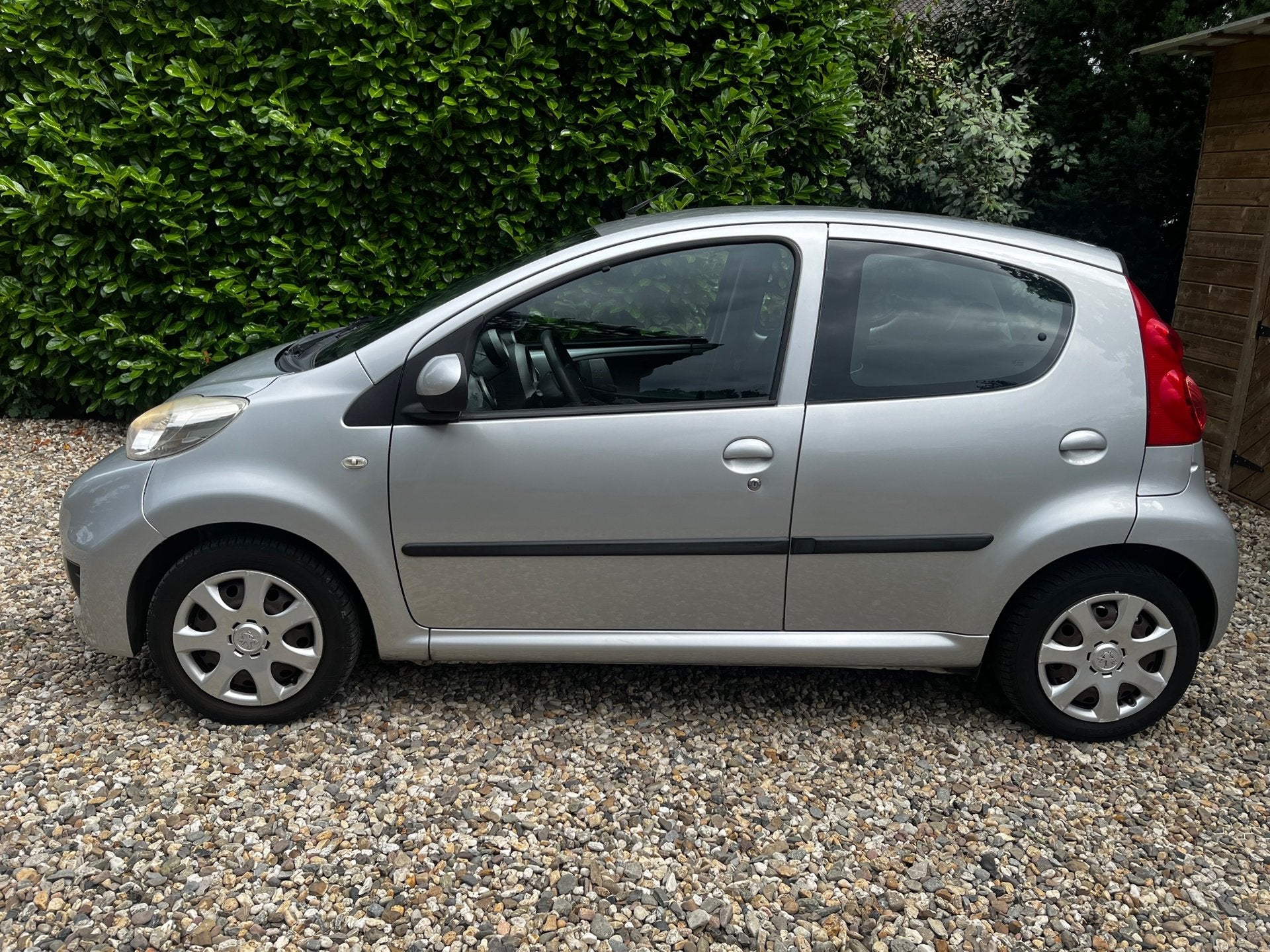 Peugeot 107 5 drs/airco/beur/apk/direkt mee, Voorwielaandrijving, Stof, Gebruikt, Zwart