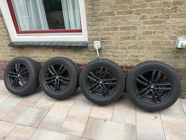 16 inch zwarte aluminium velgen met Bridgestone winterbanden, Ophalen, Gebruikt