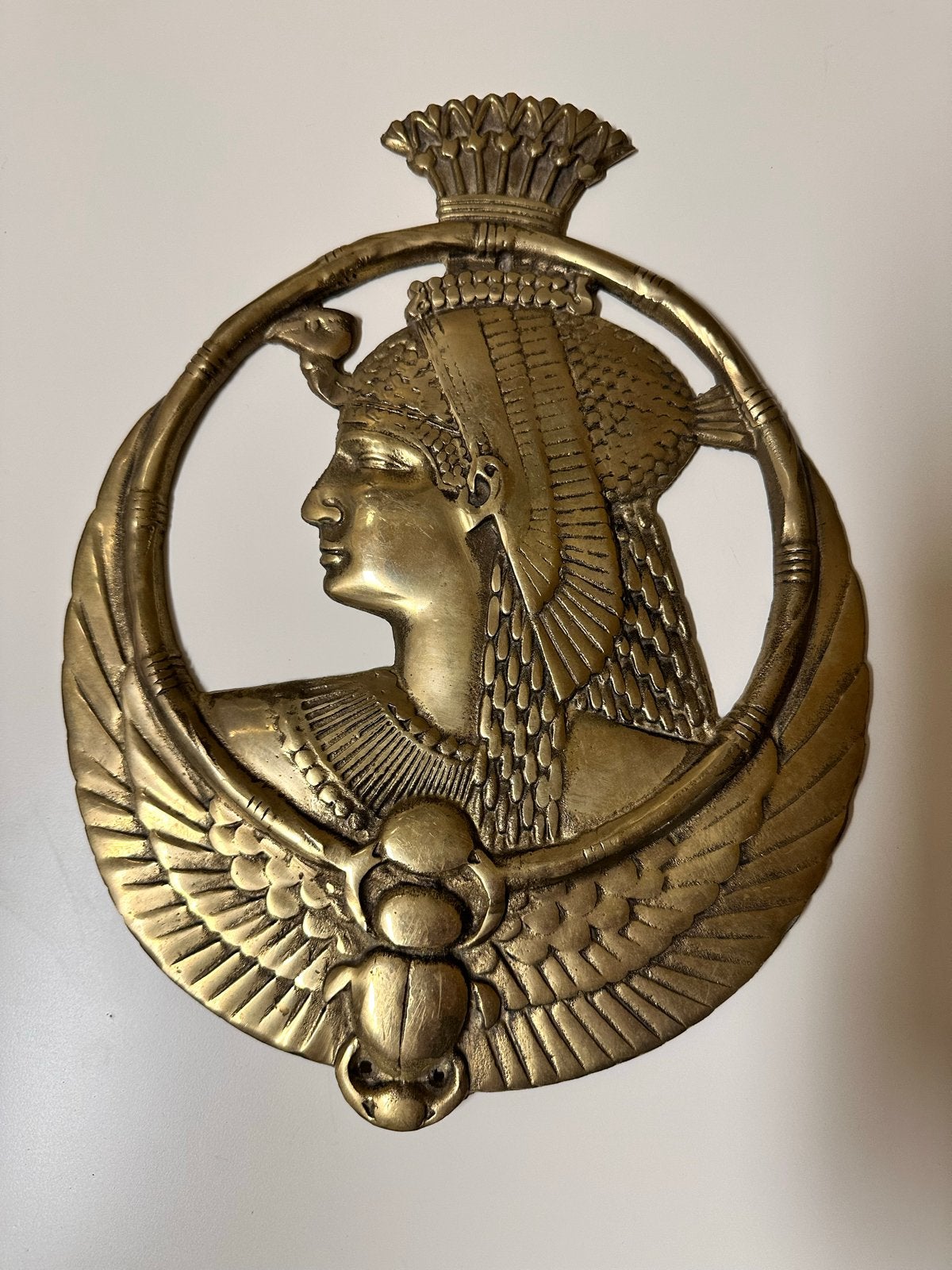 Massief messing plaquette Egyptische godin (Isis), Ophalen of Verzenden, Wanddecoratie, 20 - 50 cm, Goud