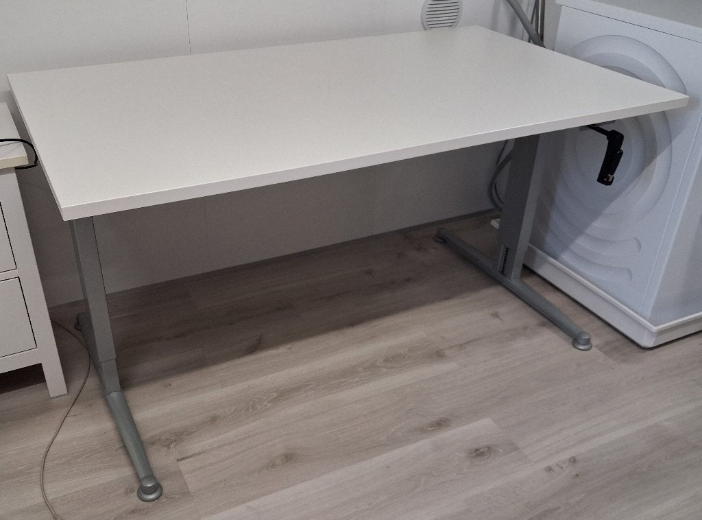 in hoogte verstelbaar bureau, Ophalen, Overige typen, Spaanplaat of MDF, Zo goed als nieuw