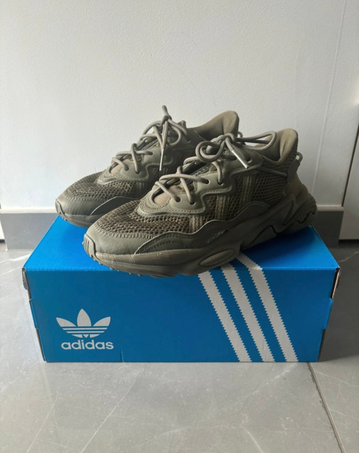 Adidas ozweego, Overige kleuren, Ophalen of Verzenden, Sneakers of Gympen, Gedragen
