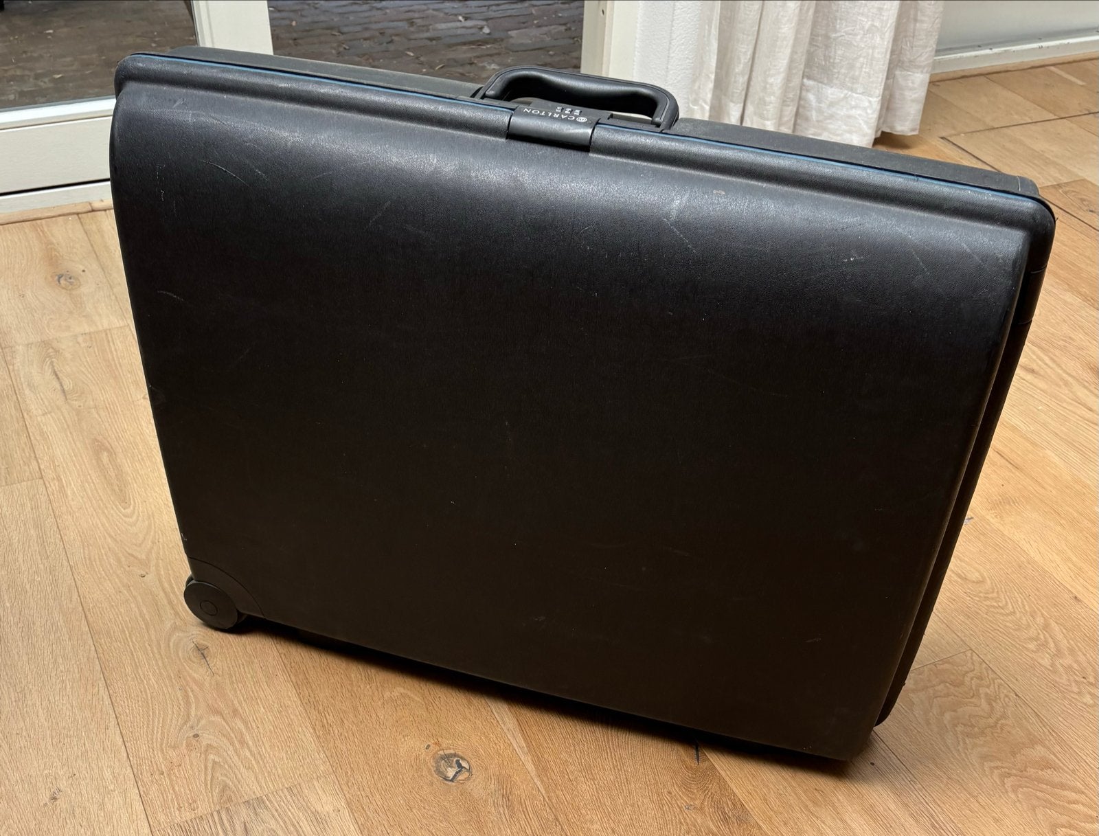 Carlton Koffer Zwart - Reiskoffer met Wieltjes en slot, Sieraden, Tassen en Uiterlijk, Koffers, Gebruikt, Hard kunststof, 45 tot 55 cm