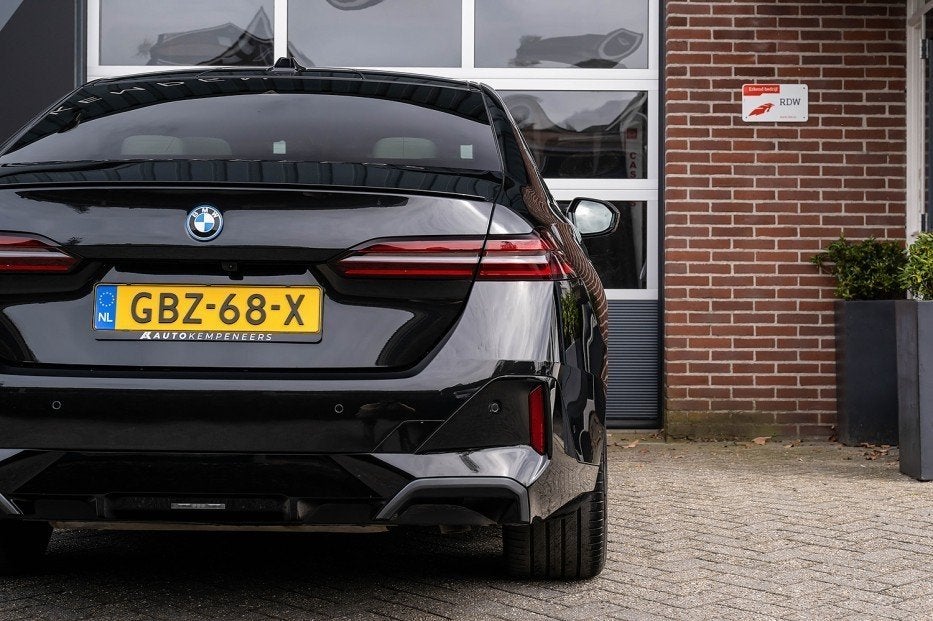 BMW 5 Serie 550 BMW 550e xDrive M Sport Pro | Bowers & Wilki, Automaat, Gebruikt, 22 kWh, 2000 kg