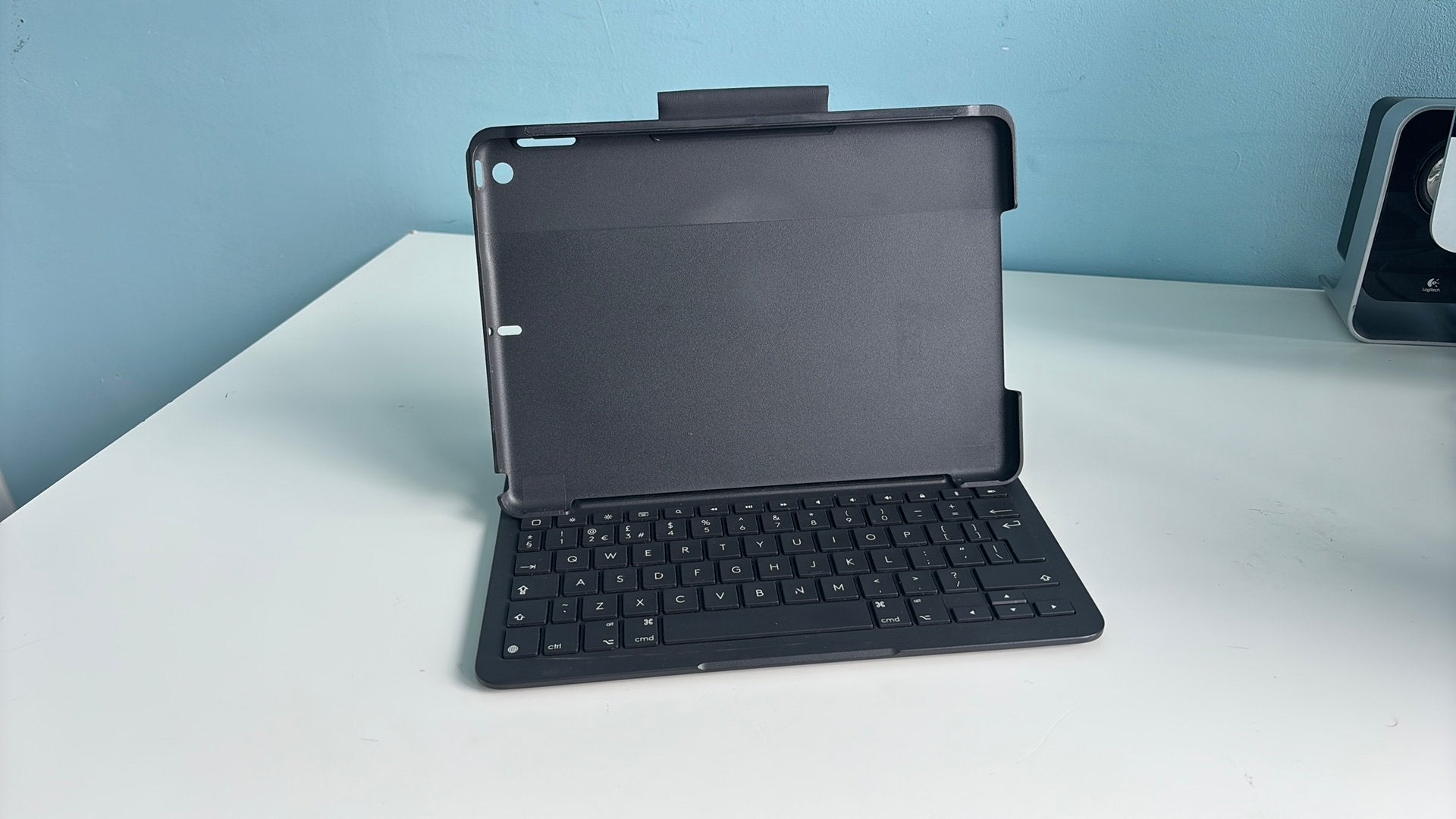 Logietech Slim Folio Tablet Hoes, Verzenden, Gebruikt, 10 inch, Bescherming voor- en achterkant