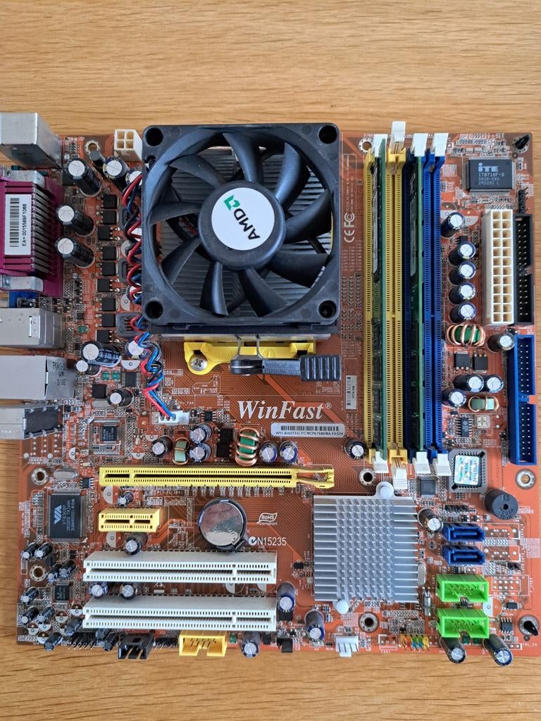 WinFast Moederbord met AMD Processor en 3GB DDR Geheugen, Computers en Software, Moederborden, Ophalen of Verzenden, Gebruikt