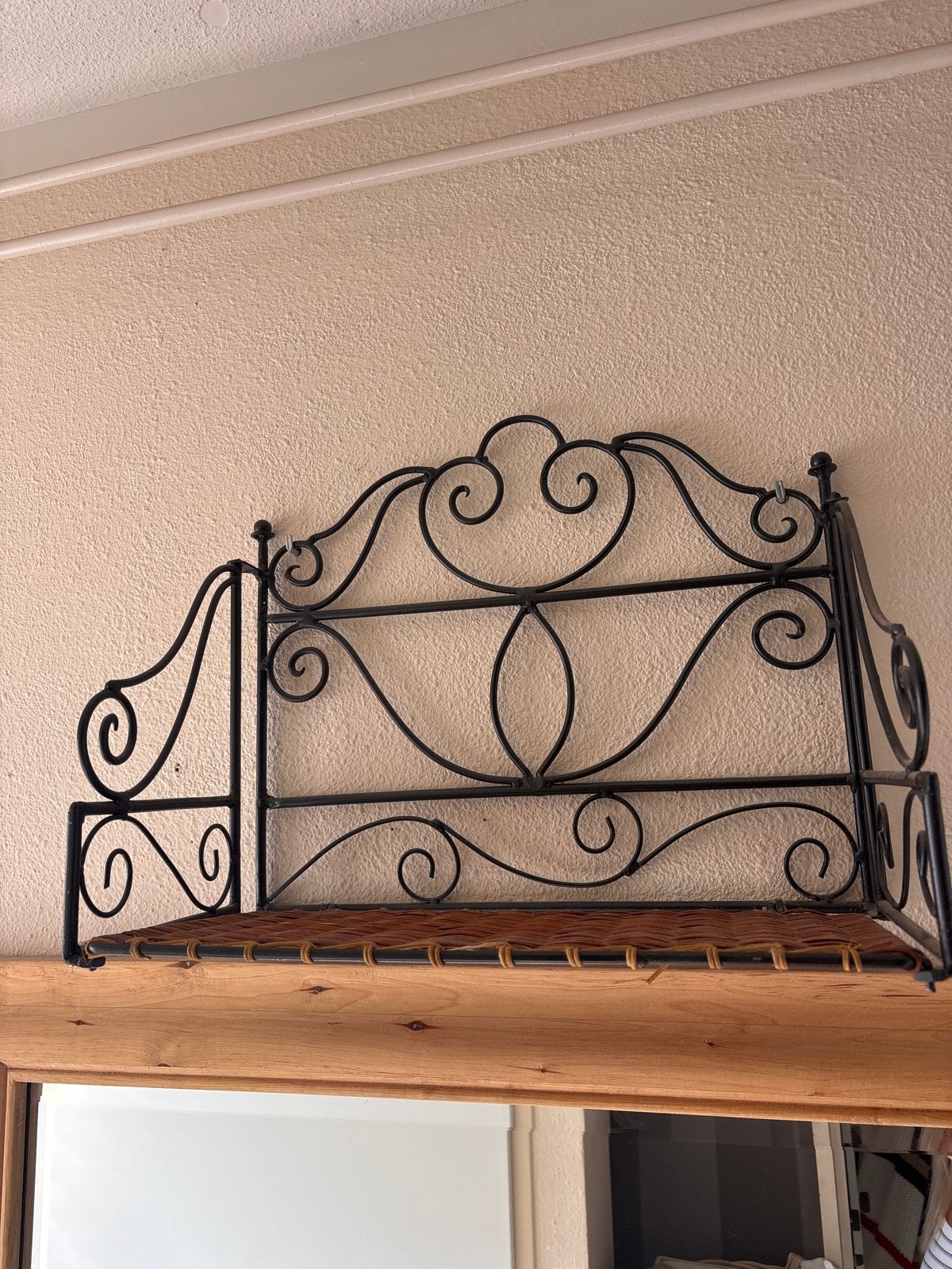 Zwart metalen wandrek met rieten plank, Ophalen, Gebruikt