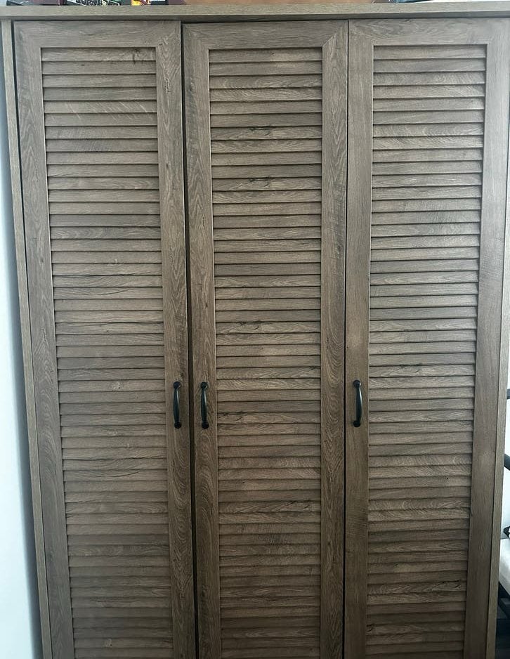 Manderup Houten kledingkast met jaloeziedeur, 3-deurs, 100 tot 150 cm, Ophalen of Verzenden, Zo goed als nieuw, 150 tot 200 cm