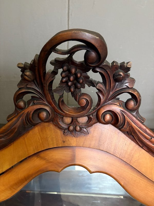 Antieke vitrine kast met decoratieve kuif, Antiek en Kunst, Antiek | Meubels | Kasten, Ophalen