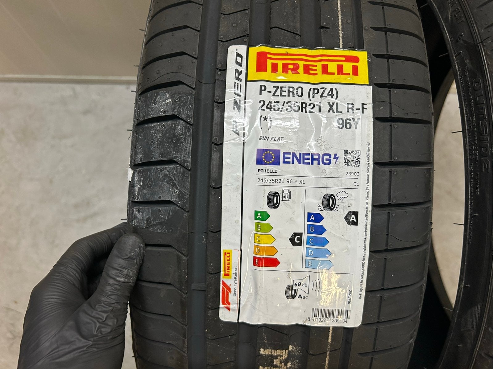 245 30 21 Pirelli P-Zero RFT * 2 stuks, Band(en), **, **, Zomerbanden