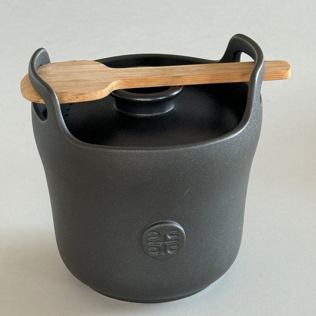 Zwarte keramische rijstpan met deksel en houten lepel, Ophalen of Verzenden, Zo goed als nieuw, Kookpan, Steen/keramiek