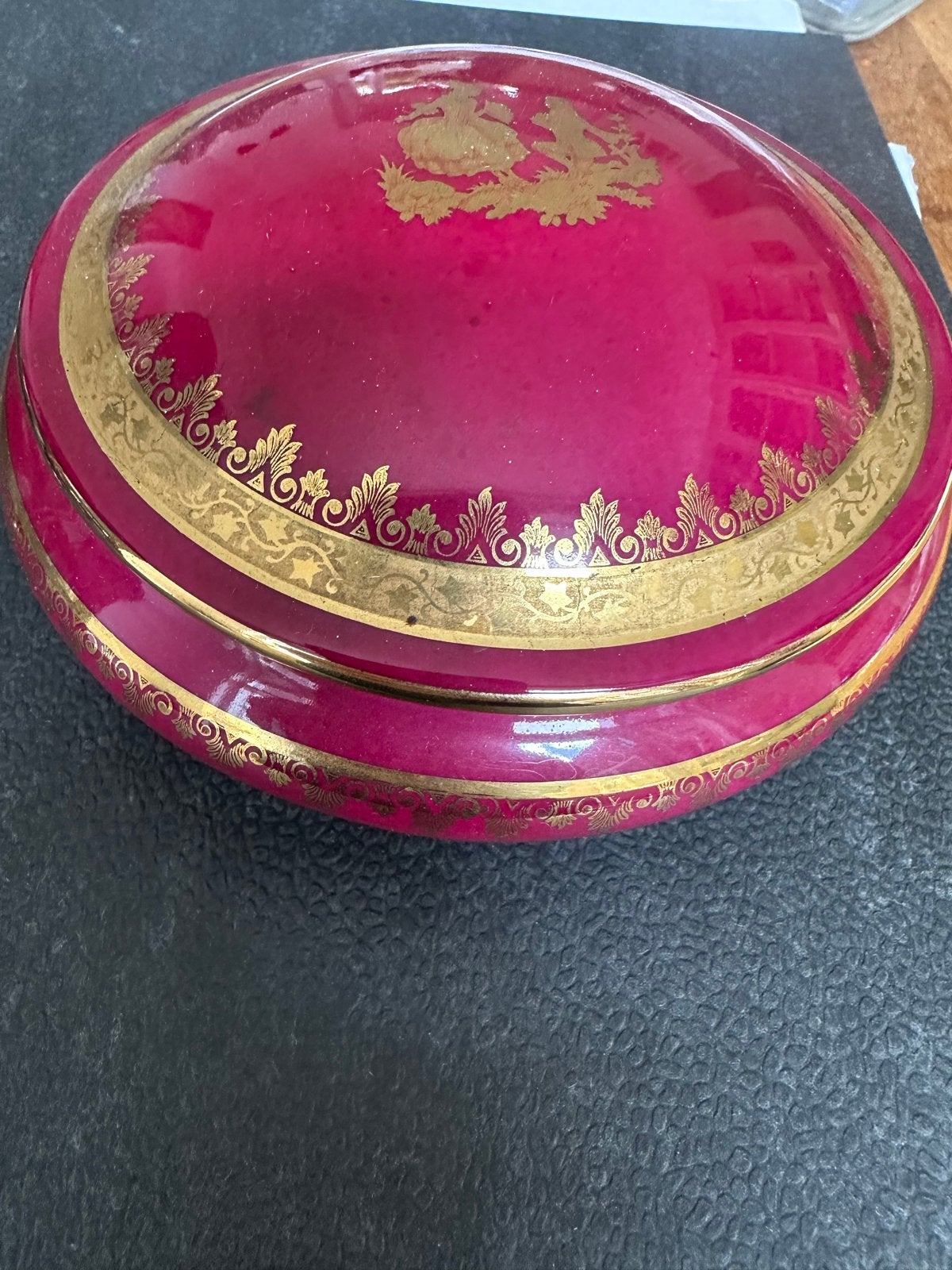 Limoges Bonboniere Dieprood met Gouden Decoraties, Ophalen of Verzenden
