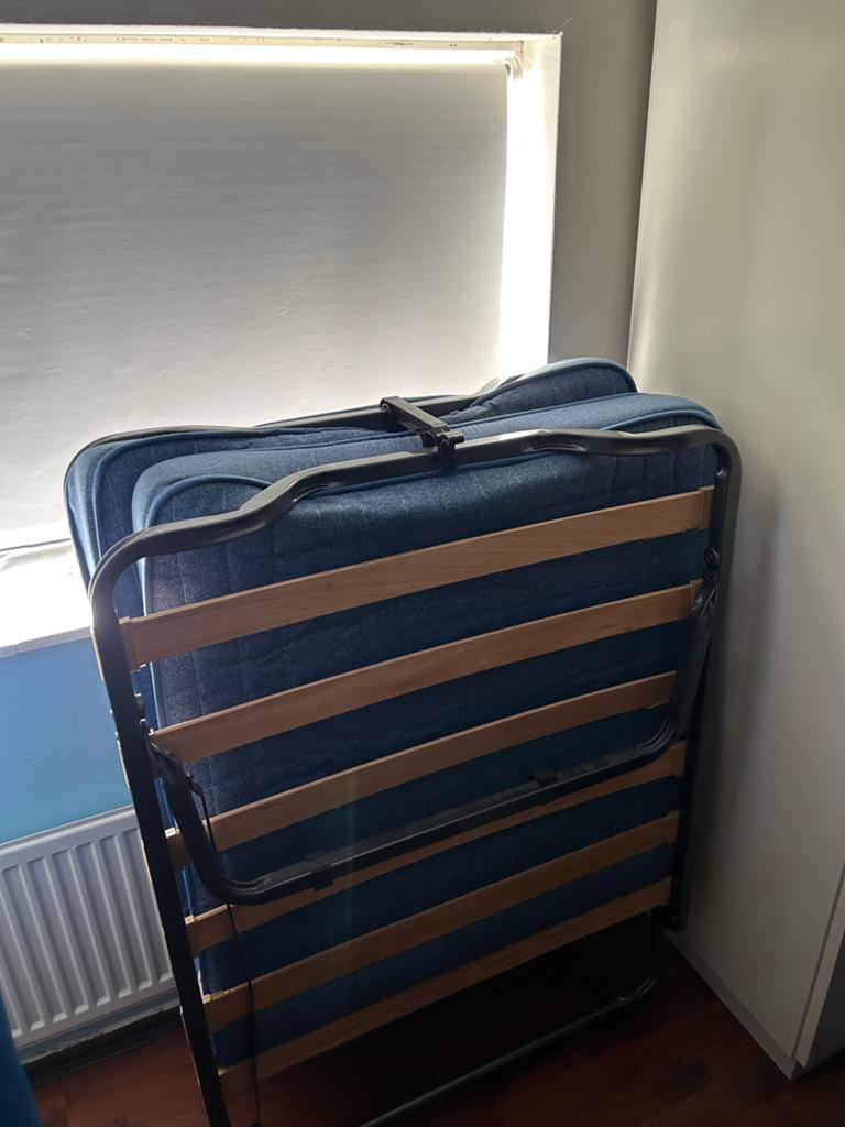 Praktisch opklapbaar logeerbed met matras, Huis en Inrichting, Ophalen, Gebruikt, Eenpersoons, Blauw