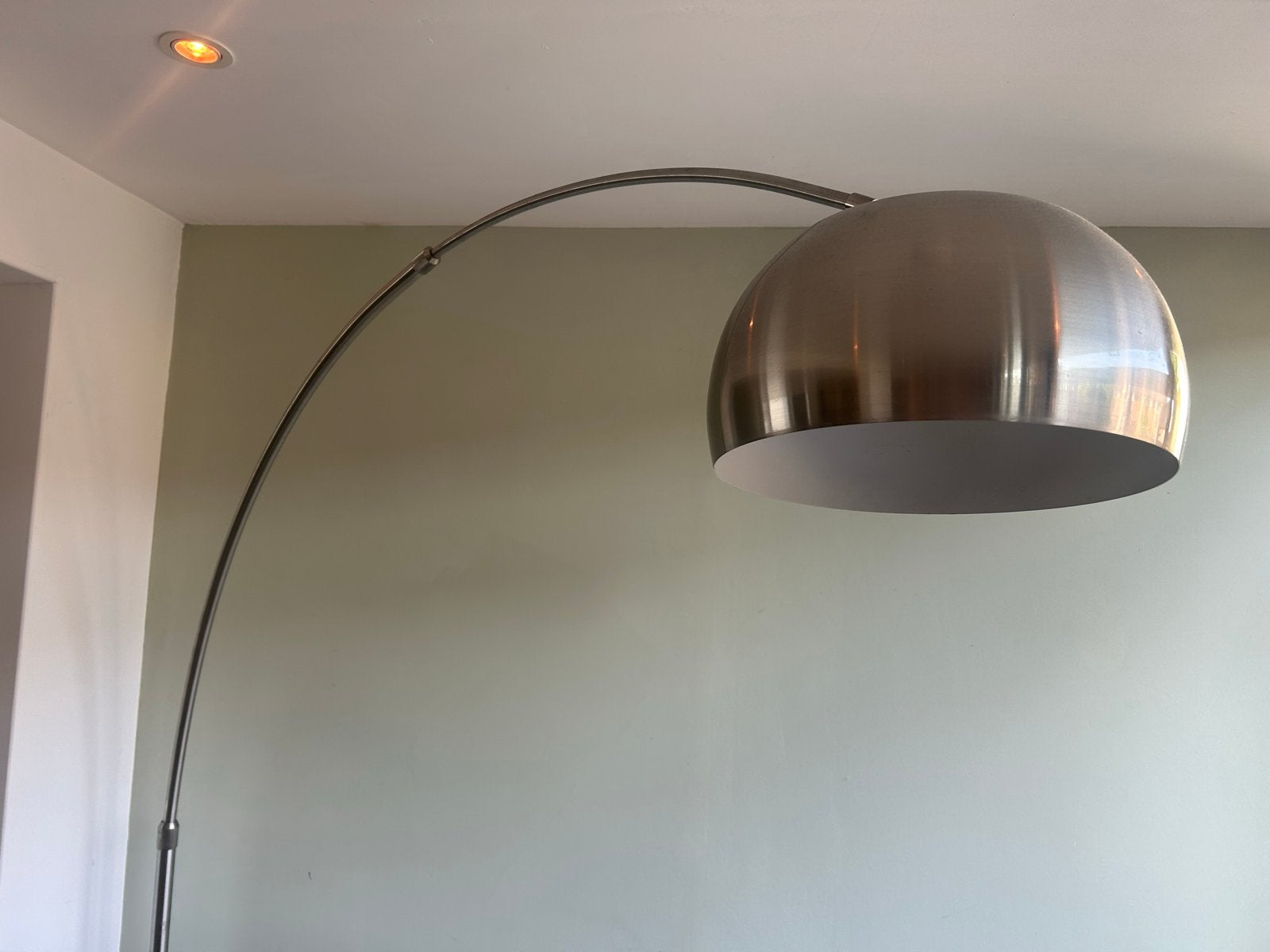 Moderne booglamp / sfeerlamp met metalen kap, Huis en Inrichting, Lampen | Vloerlampen, Ophalen, Gebruikt, E27 (groot), Metaal