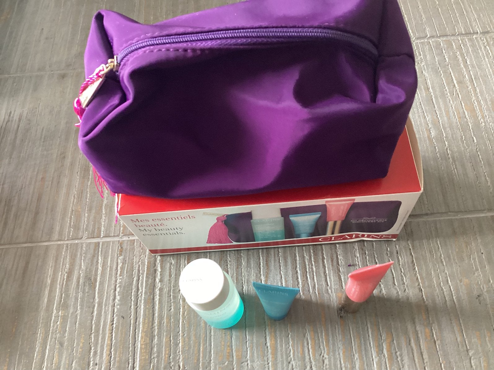 Clarins toilettas met drie samples, Ophalen of Verzenden, Nieuw, Gehele gezicht