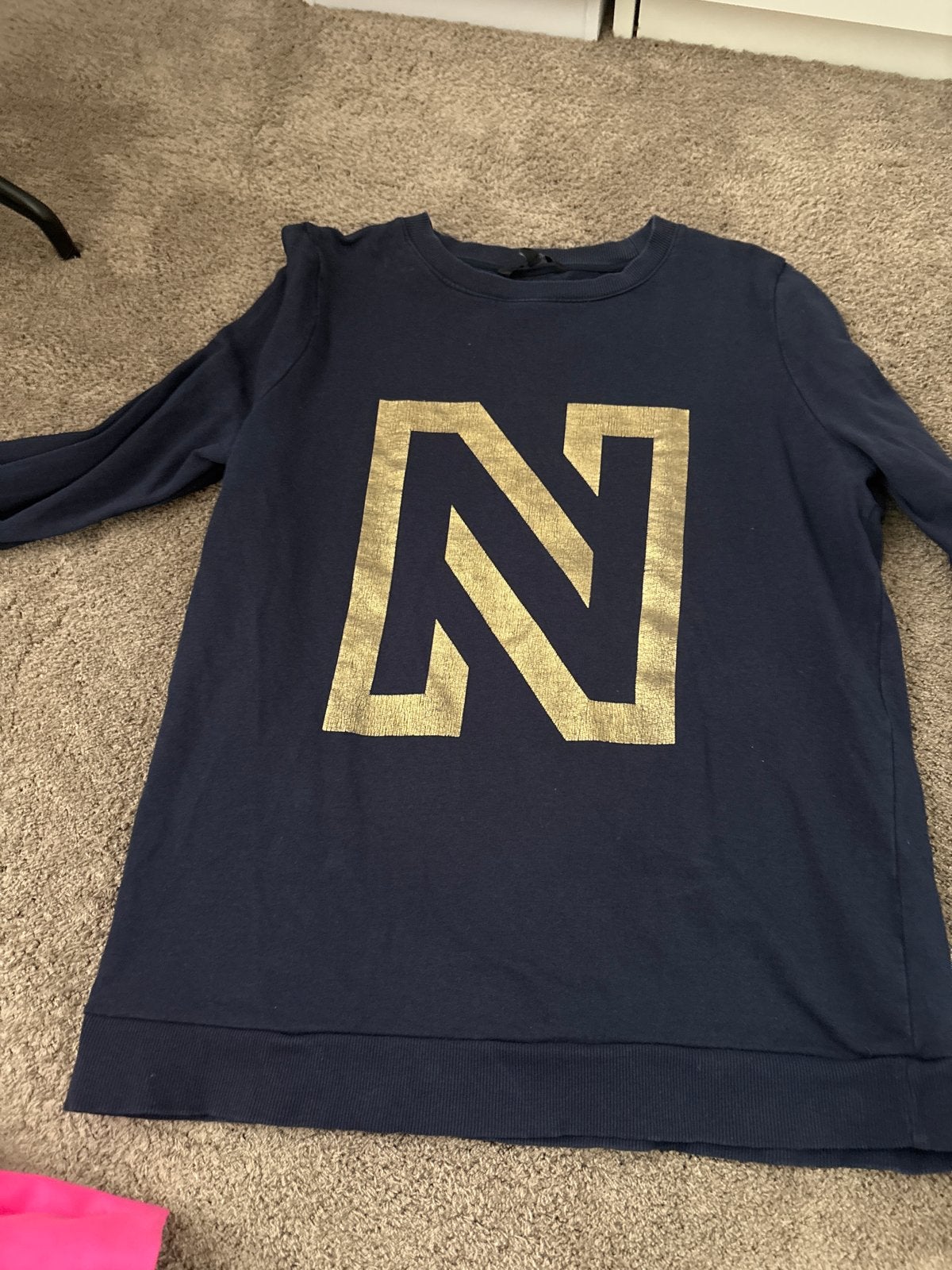 Nikkie sweater donkerblauw met gouden 'N', Ophalen of Verzenden, Gedragen, Maat 42/44 (L), Blauw