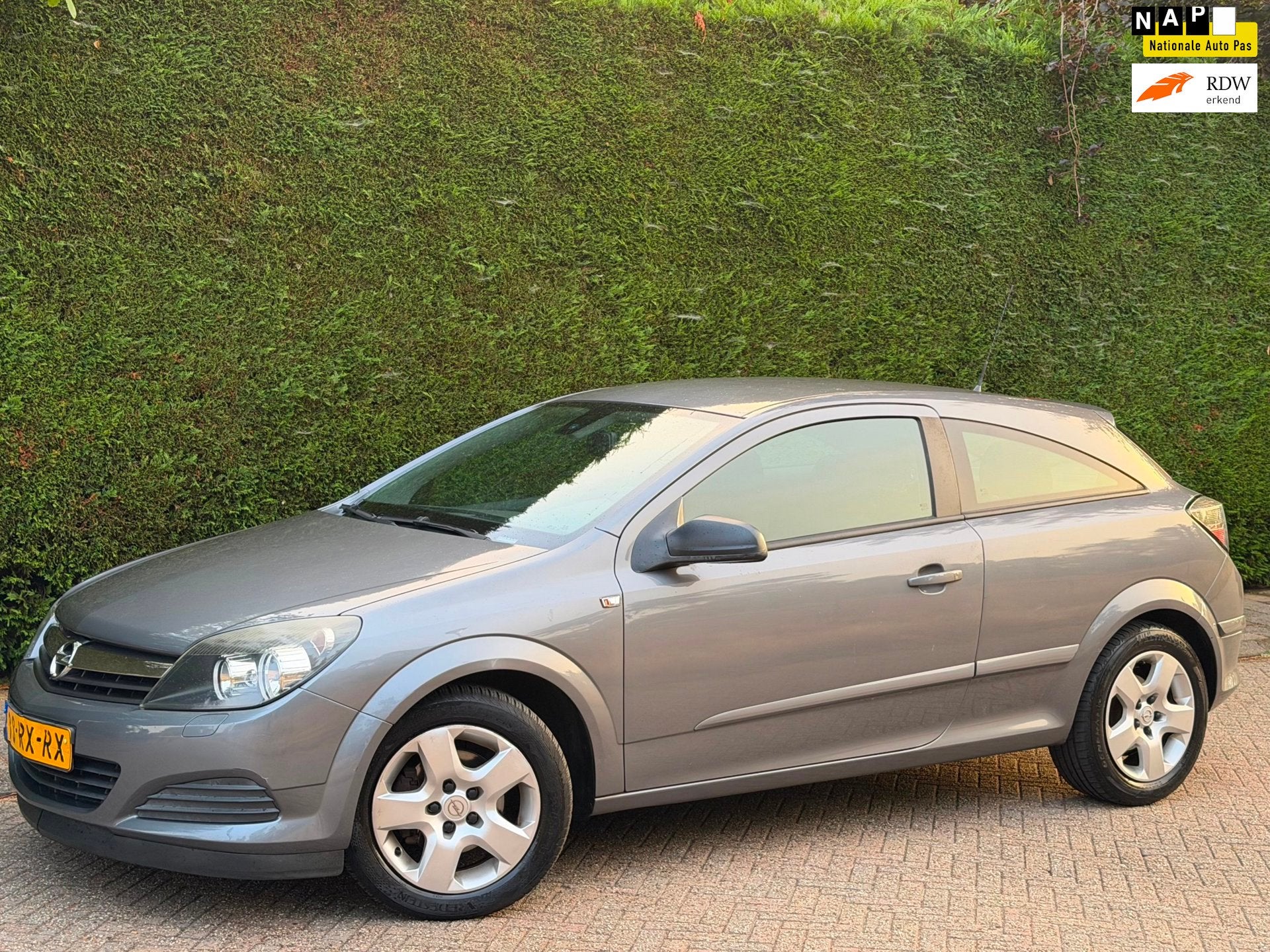 Opel Astra GTC 1.6 AIRCO KOUD/CRUISE/LAGE KM/RIJDT GOED/NAP!, Voorwielaandrijving, Zwart, 4 cilinders, 49 €/maand