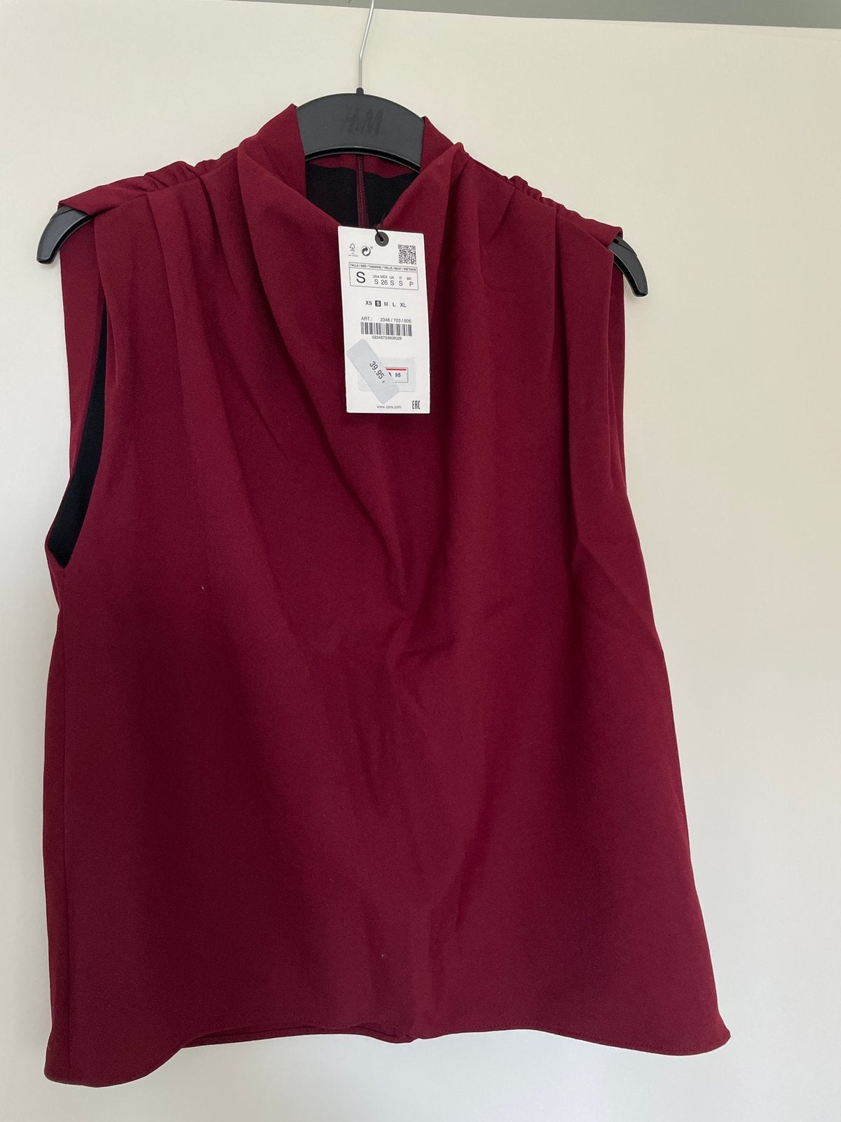 Nieuw met prijsk donkerrode top met trechterhals van Zara  S, Nieuw, Ophalen of Verzenden, Rood, Maat 36 (S)