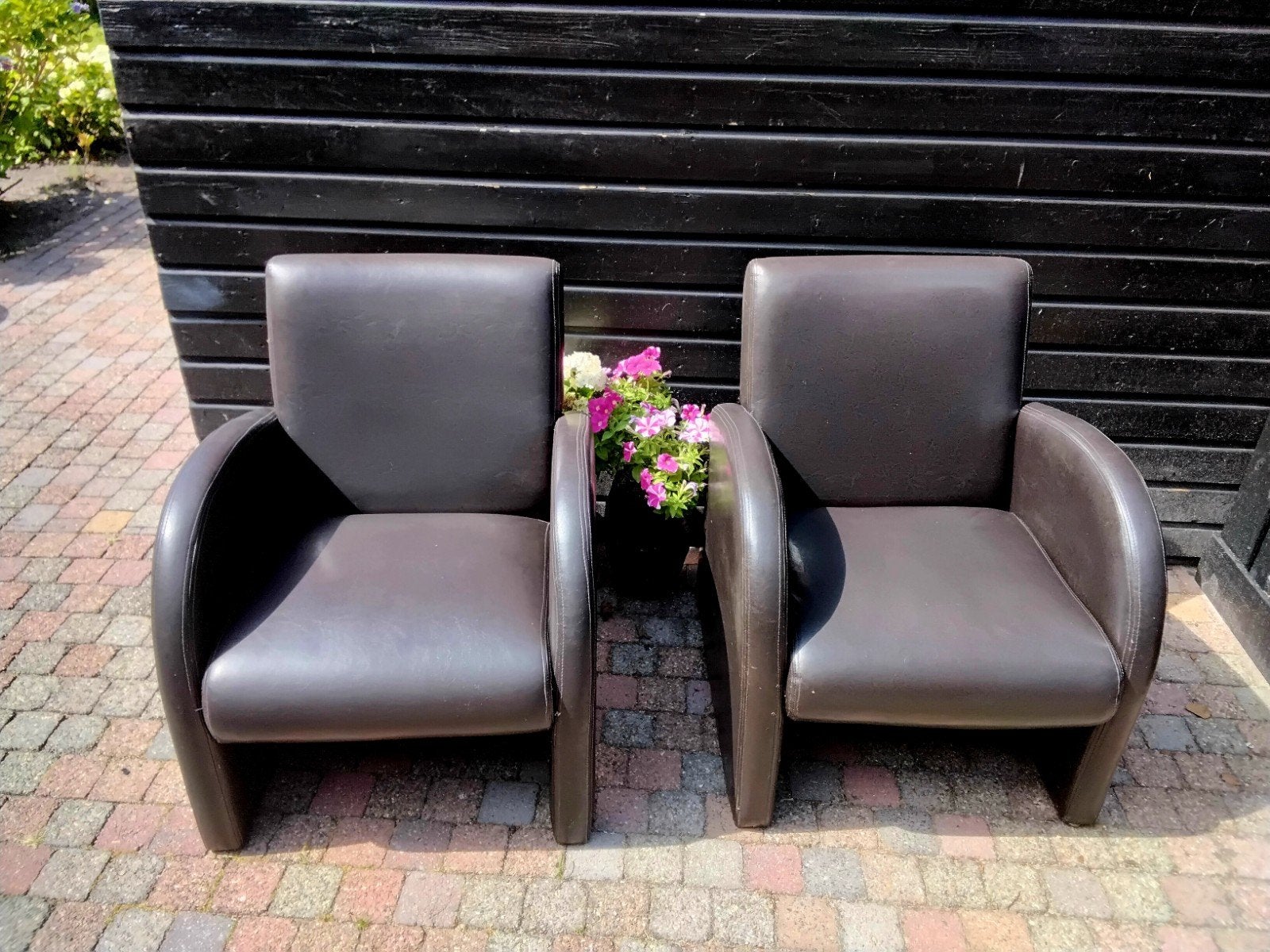 Twee comfortabele fauteuils van bruin kunstleer, Ophalen