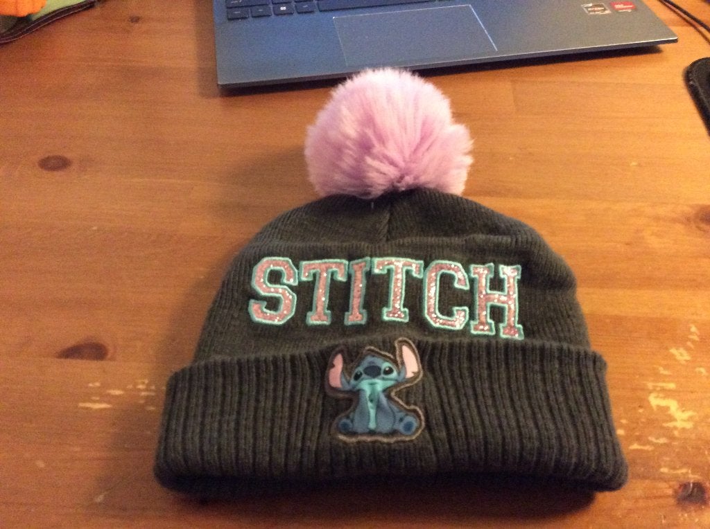 Disney Stitch muts. Grijs met roze pompon. Maat S/M, Ophalen of Verzenden, Overige figuren, Zo goed als nieuw, Kleding of Textiel