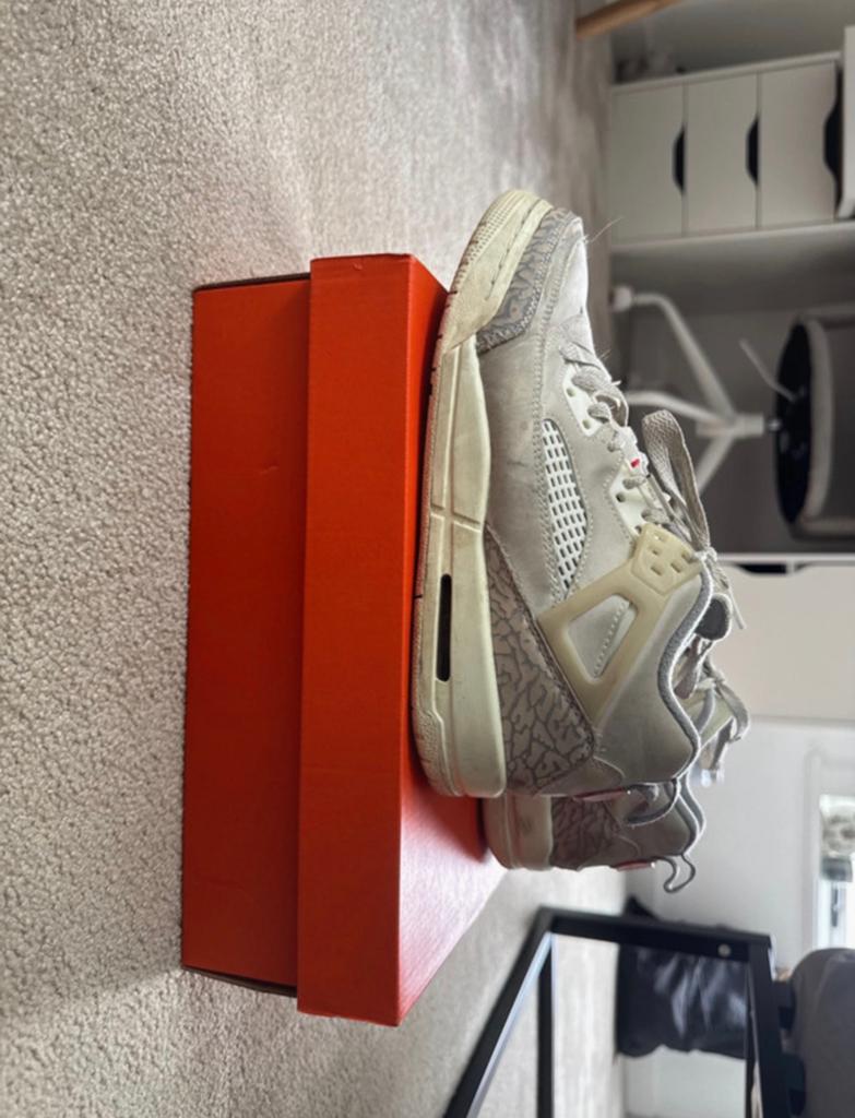 Wit grijze schoenen van jordan., Kleding | Dames, Schoenen, Verzenden, Wit, Sneakers of Gympen, Gedragen