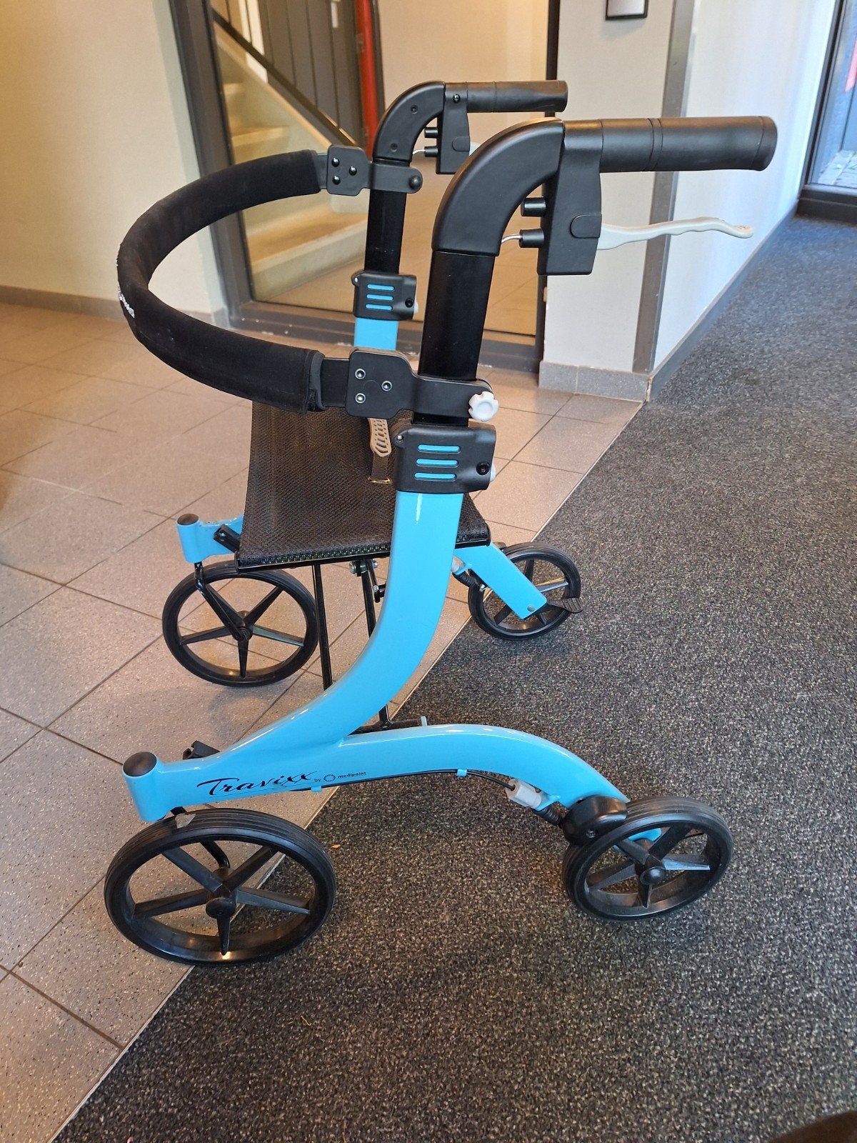 rollator lichtgewicht aluminium travixx in nieuwstaat, Diversen, Rollators, Ophalen of Verzenden, Opvouwbaar, Zo goed als nieuw