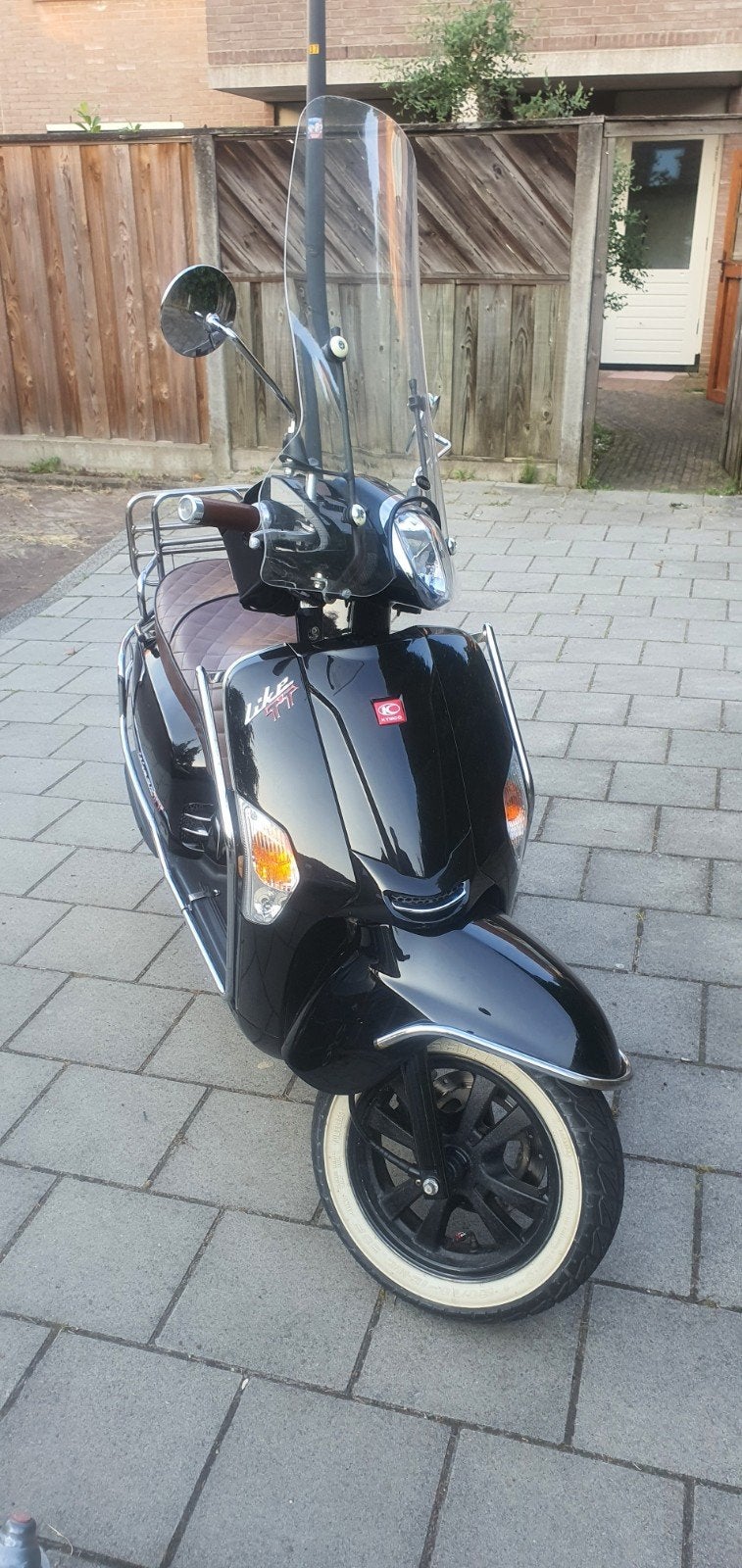 2 Kymco Like scooters (2015 & 2013) + 2 helmen, Ophalen