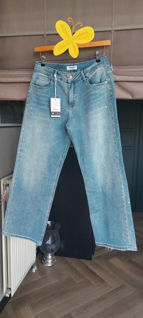 Nieuwe Toxik3 spijkerbroek. Wideleg. Met strass. Maat L, Blauw, Nieuw, Ophalen of Verzenden, W30 - W32 (confectie 38/40)