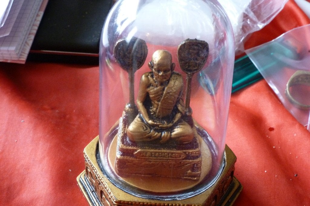 Thaise Amulet - Beeld Luang Pho ngeun steen in glazen stolp, Overige materialen, Overige voorstellingen, Bruin, Nieuw