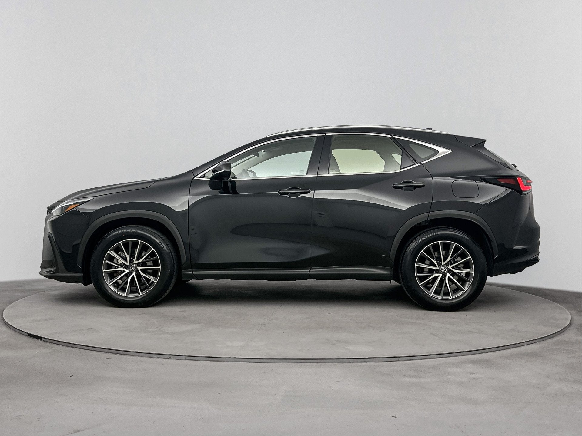 Lexus NX 350h | Stoel- en stuurwielverwarming | Parkeercamer, Auto's, Automaat, 12 maanden, Stoelverwarming, Gebruikt