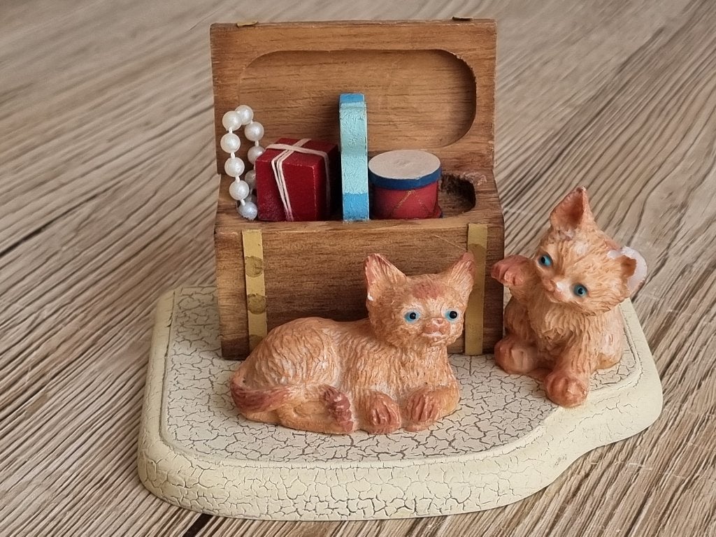 Mooi Vintage Katten Beeld Speelgoed kist Hout Keramiek, Verzamelen, Verzenden, Gebruikt, Hond of Kat, Beeldje of Figuurtje