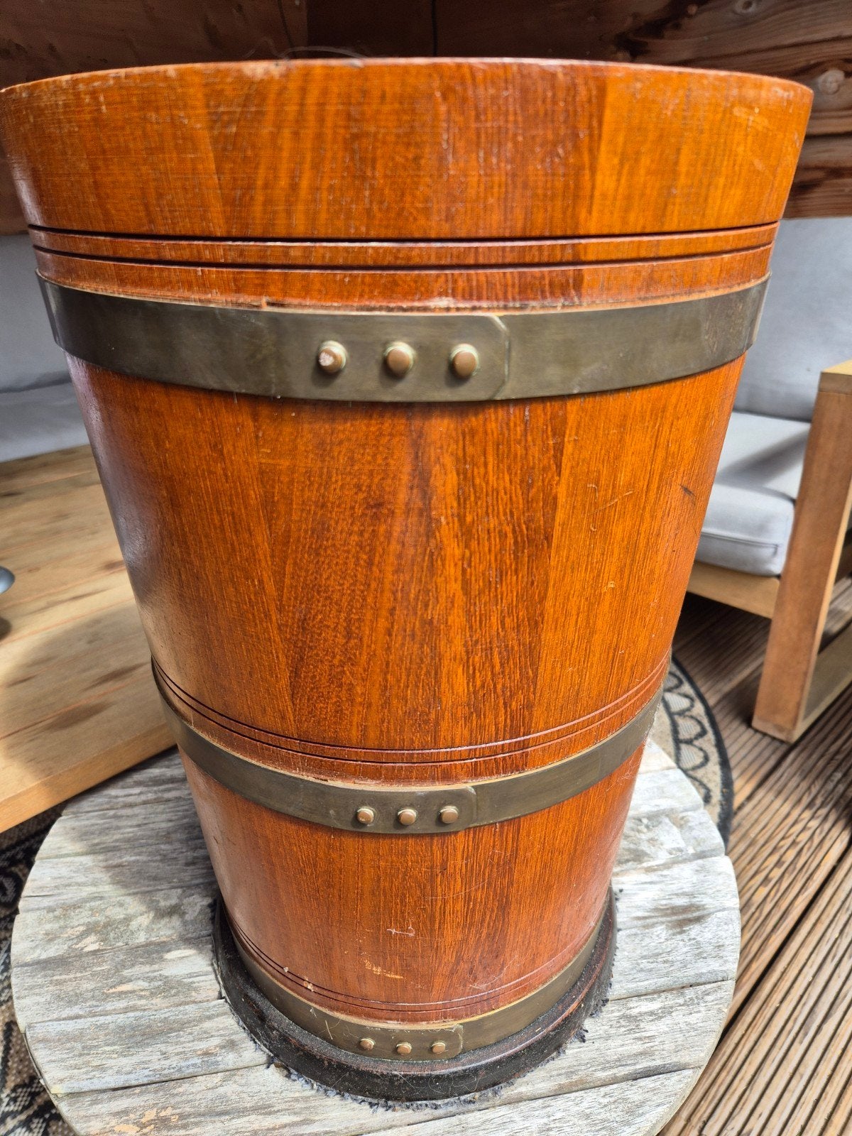 Houten paraplubak(plantenbak) met metalen banden, Ophalen