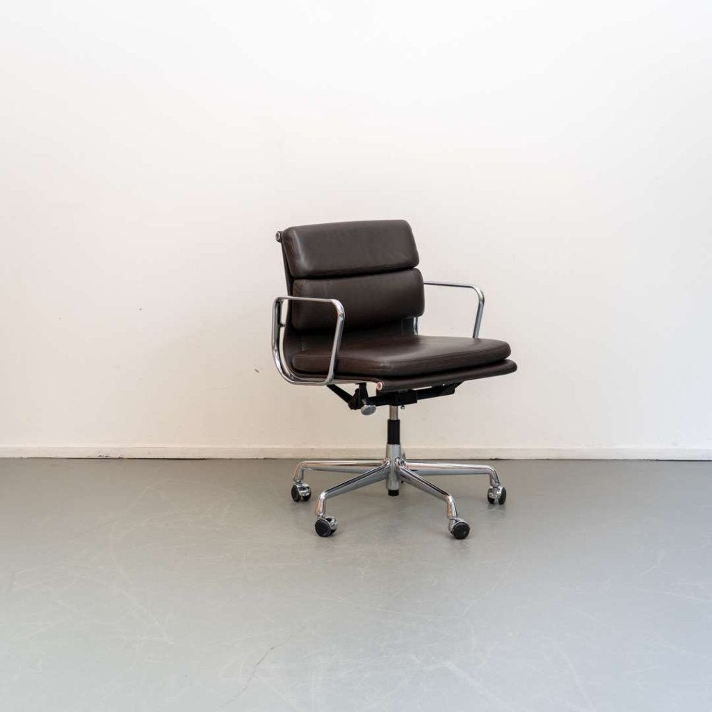 4x Vitra EA217 Bureaustoel Bruin Leer - Aluminium, Huis en Inrichting, Bureaustoelen, Niet ingevuld, Niet ingevuld, Zo goed als nieuw