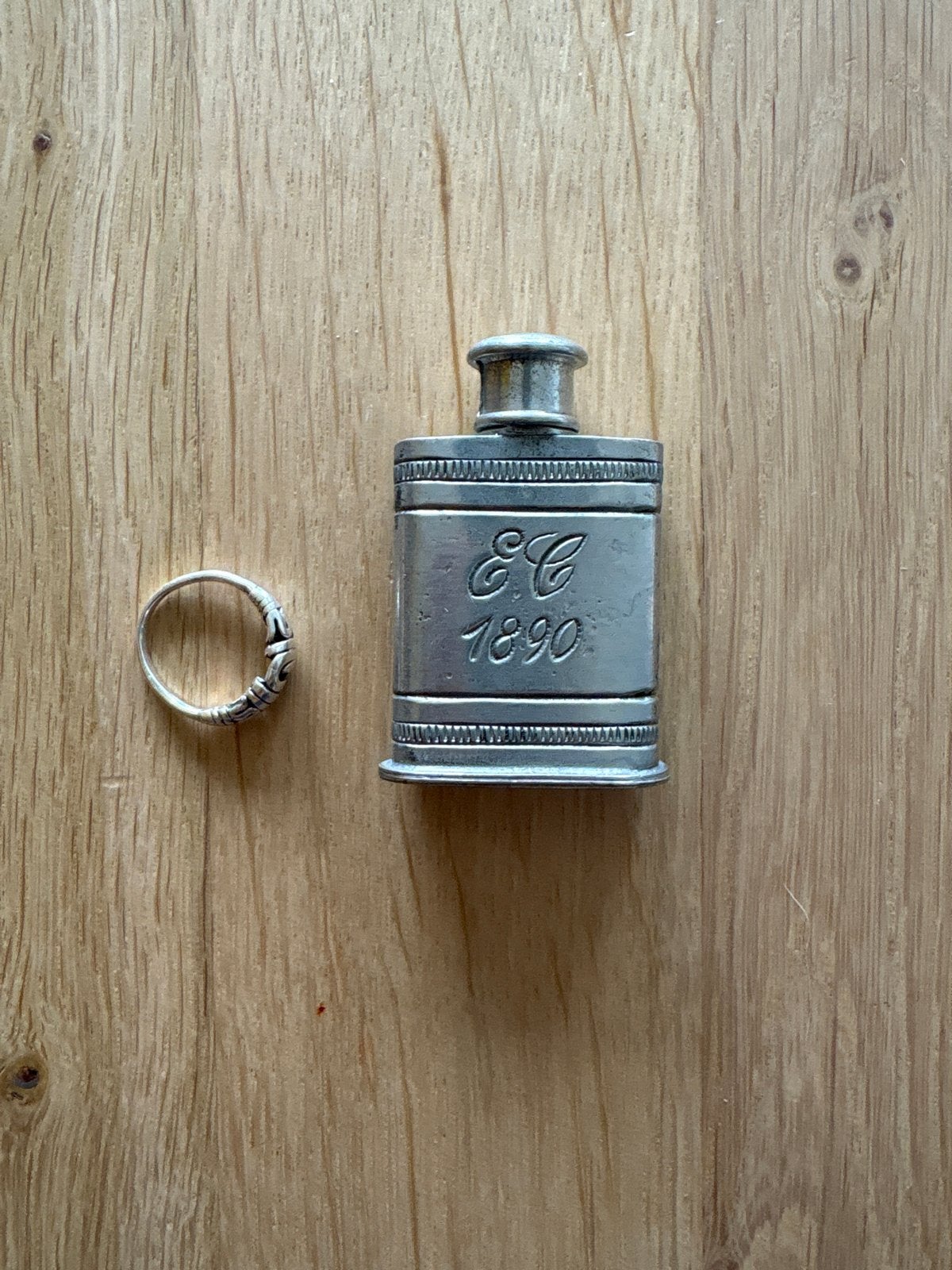 Antieke tinnen flesje met inscriptie 1890, Ophalen of Verzenden